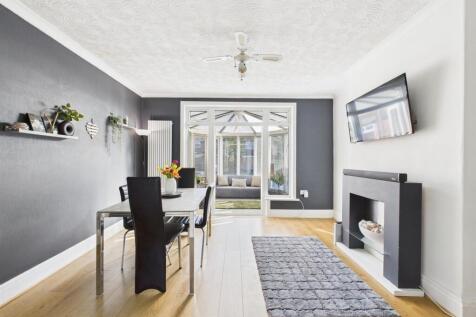 Dining room: