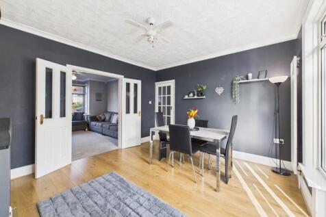 Dining room: