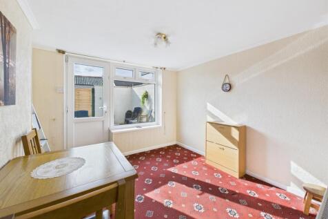 Dining room: