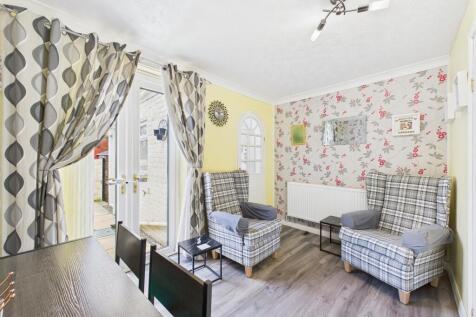 Dining/ sitting room: