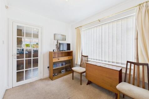 Dining room: