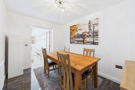 Dining room: