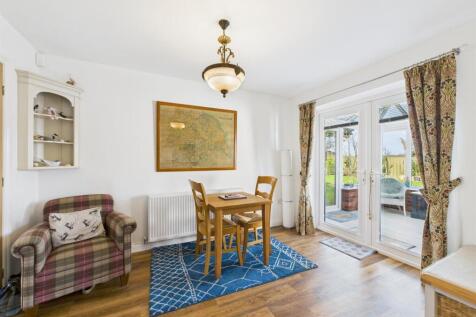 Dining room: