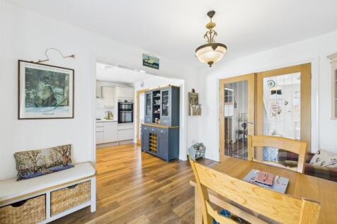 Dining room: