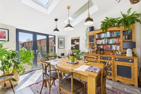 Dining room: