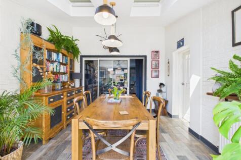Dining room: