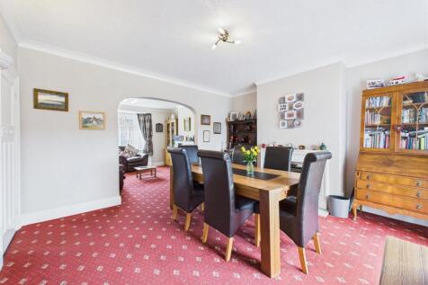 Dining room:
