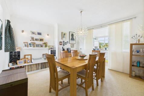 Dining room: