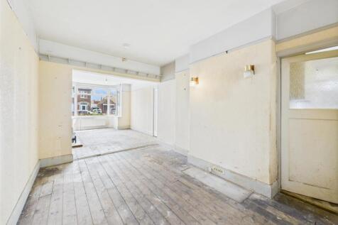 Dining room: