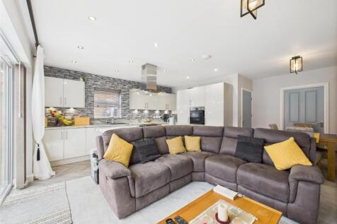 Kitchen/dining/living: