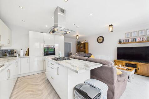 Kitchen/dining/living: