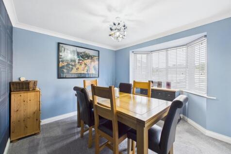 Dining room: