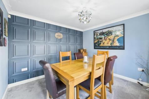 Dining room: