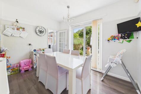 Dining room: