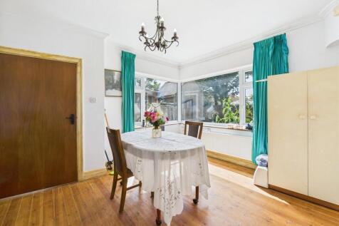 Dining room: