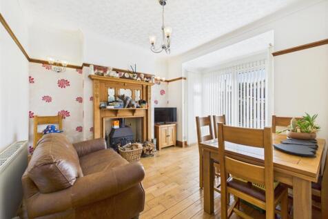 Dining room: