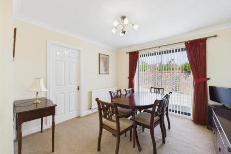 Dining room:
