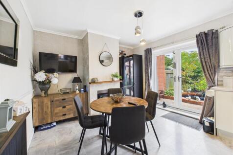 Dining room: