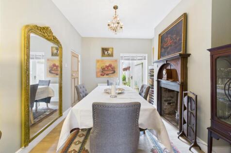 Dining room: