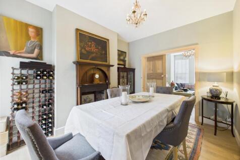 Dining room: