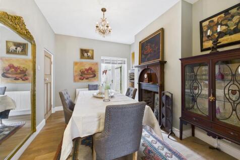 Dining room: