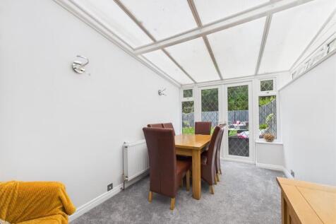 Dining room: