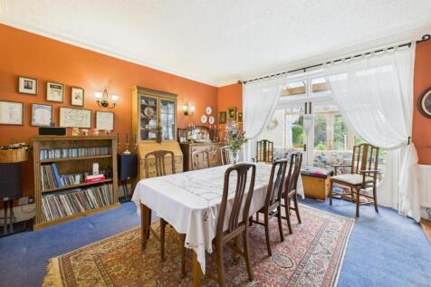 Dining room: