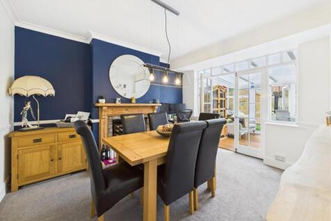 Dining room: