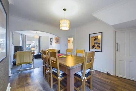Dining room: