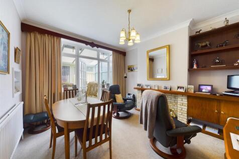 Dining room: