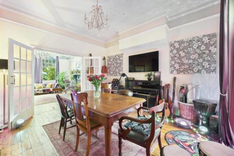 Dining room: