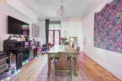 Dining room: