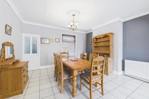 Dining room: