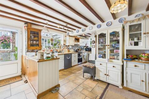 Open plan kitchen/dining/living area: