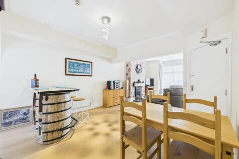 Dining room: