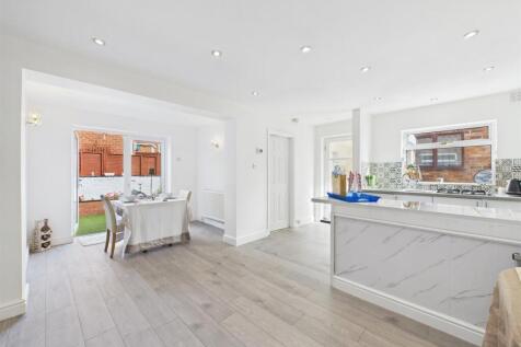 Open plan kitchen/dining/living: