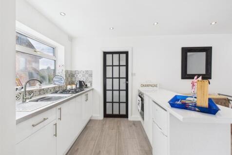 Open plan kitchen/dining/living: