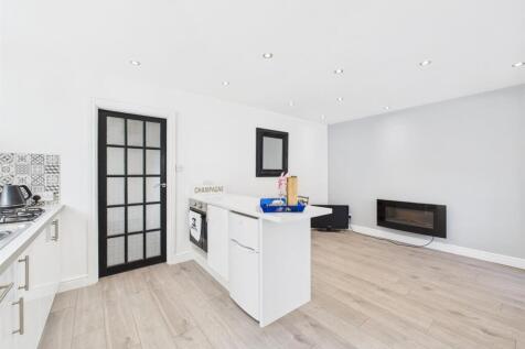 Open plan kitchen/dining/living: