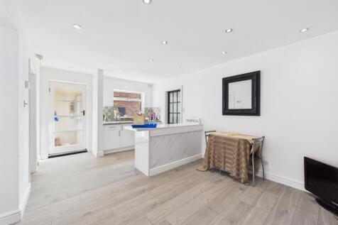 Open plan kitchen/dining/living: