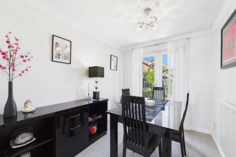 Dining room: