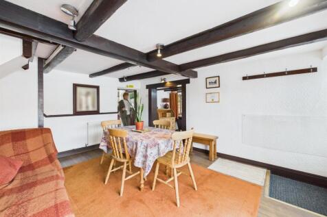 Dining room: