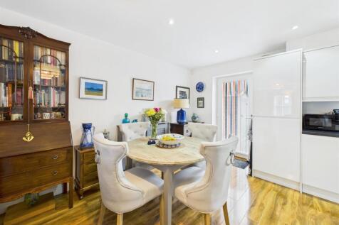 Open plan kitchen/living/dining room: