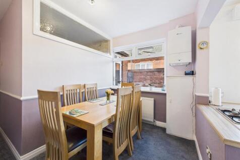 Dining room: