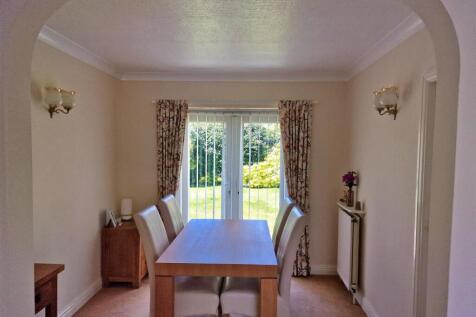 Dining room: