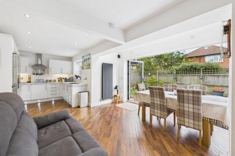 Kitchen/dining/living: