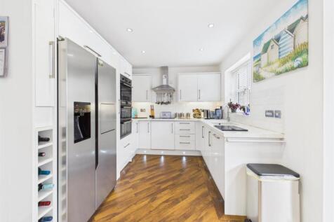 Kitchen/dining/living: