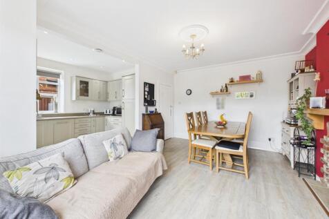 Open plan kitchen/dining/sitting: