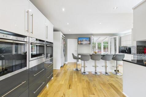 Kitchen/dining/living room: