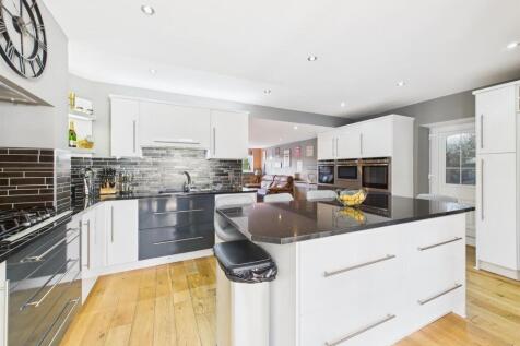 Kitchen/dining/living room: