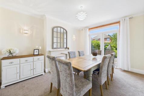 Dining room: